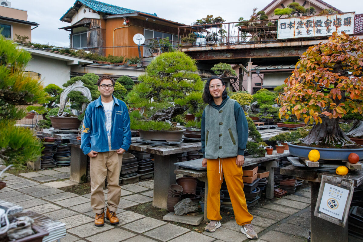 藤樹園にて。左が盆栽Qの田口さん、右が園主のカンタさん